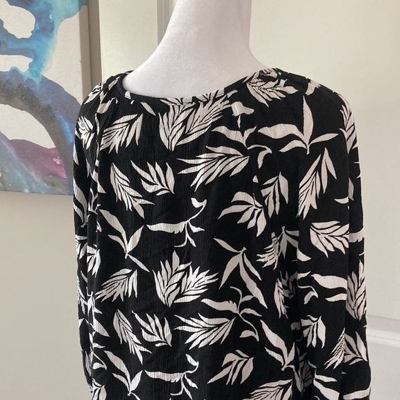 LOFT medium top black and white tropical leaves scoop neckline - Picture 9 of 12